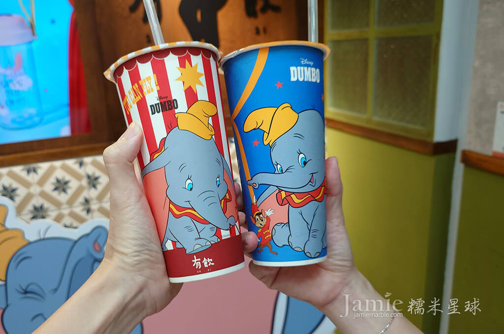 手持有飲茶飲小飛象Dumbo