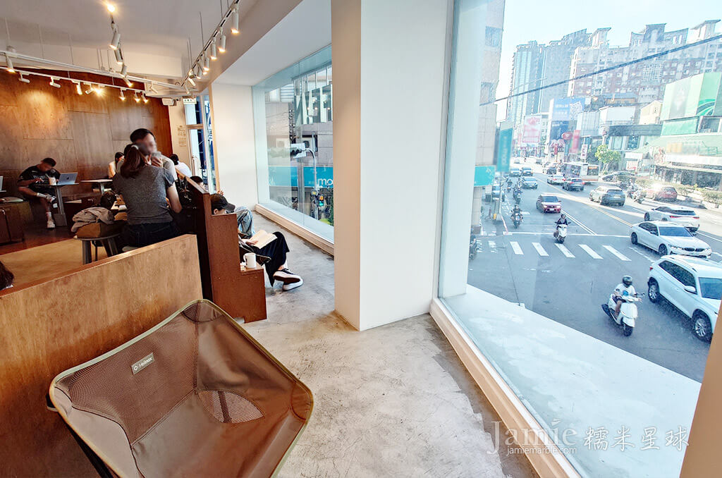 CAFE!N硬咖啡窗面眺望矮椅